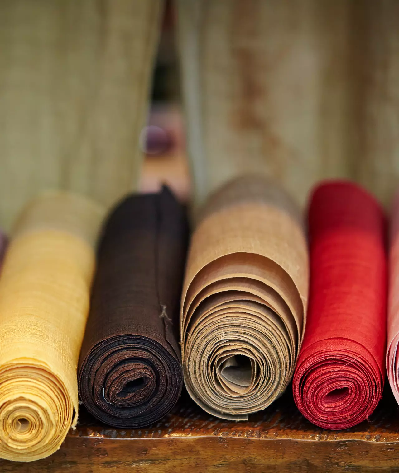 Ayakkabıdan iç giyime kadar ihtiyaç duyulan geniş ürün çeşitliliğimizle müşterilerimize geniş bir ürün yelpazesi sunuyoruz.